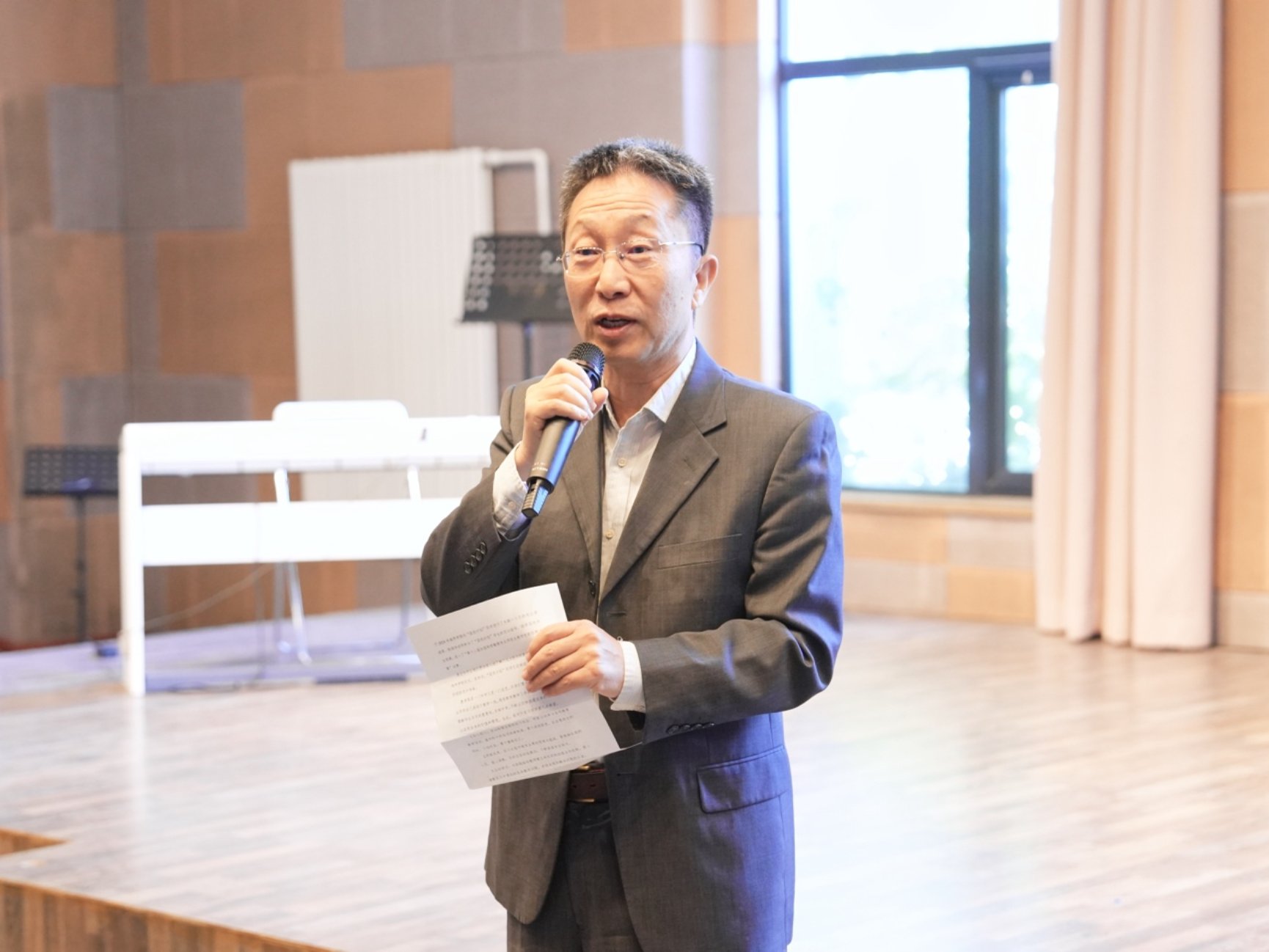 穿西装的男子站在窗户边

低可信度描述已自动生成